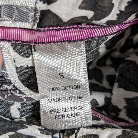 ✨3/$15 BKE brown white animal print distress faded button up S - Picture 6 of 7